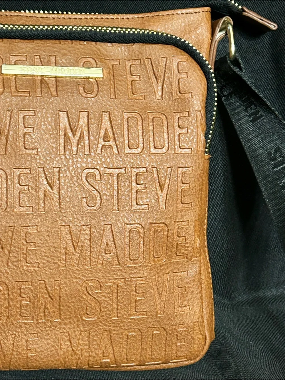 Steve Madden compact messenger